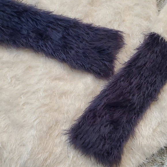 Chaser Fuzzy Eyelash Open Back Sweater - XS - Picture 4 of 6